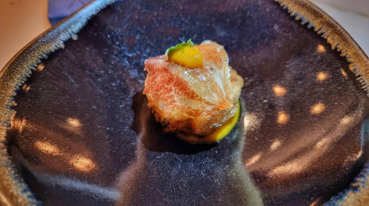 El buñuelo de corvina, escabeche y panceta ibérica, será uno de los platos del menú de Atxa, en Tarifa