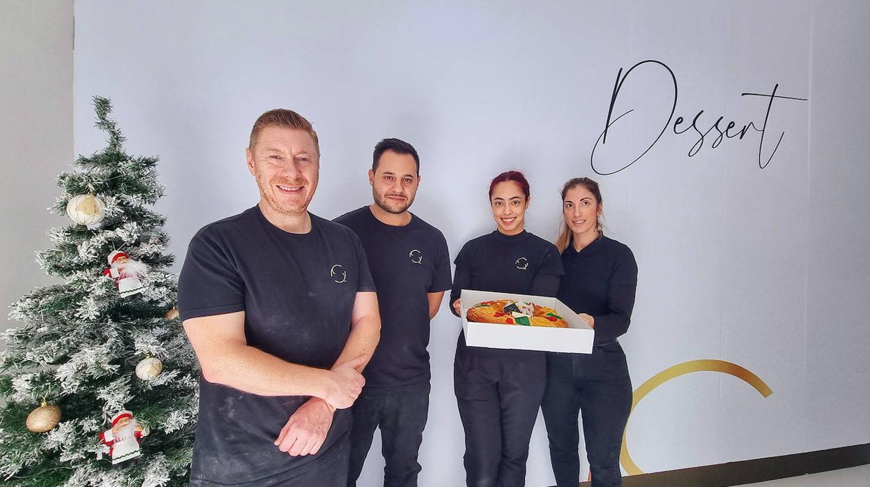 Fabian Sadler, Pablo Queijo, Laura Lozano y Estefanía Cordón Cabral, con el roscón de Reyes de Dessert Pastelería de Autor