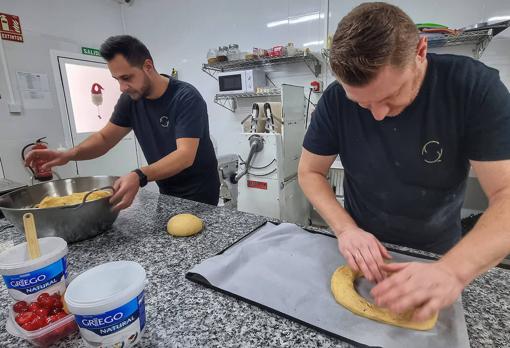 Pablo y Fabian, con la masa del roscón