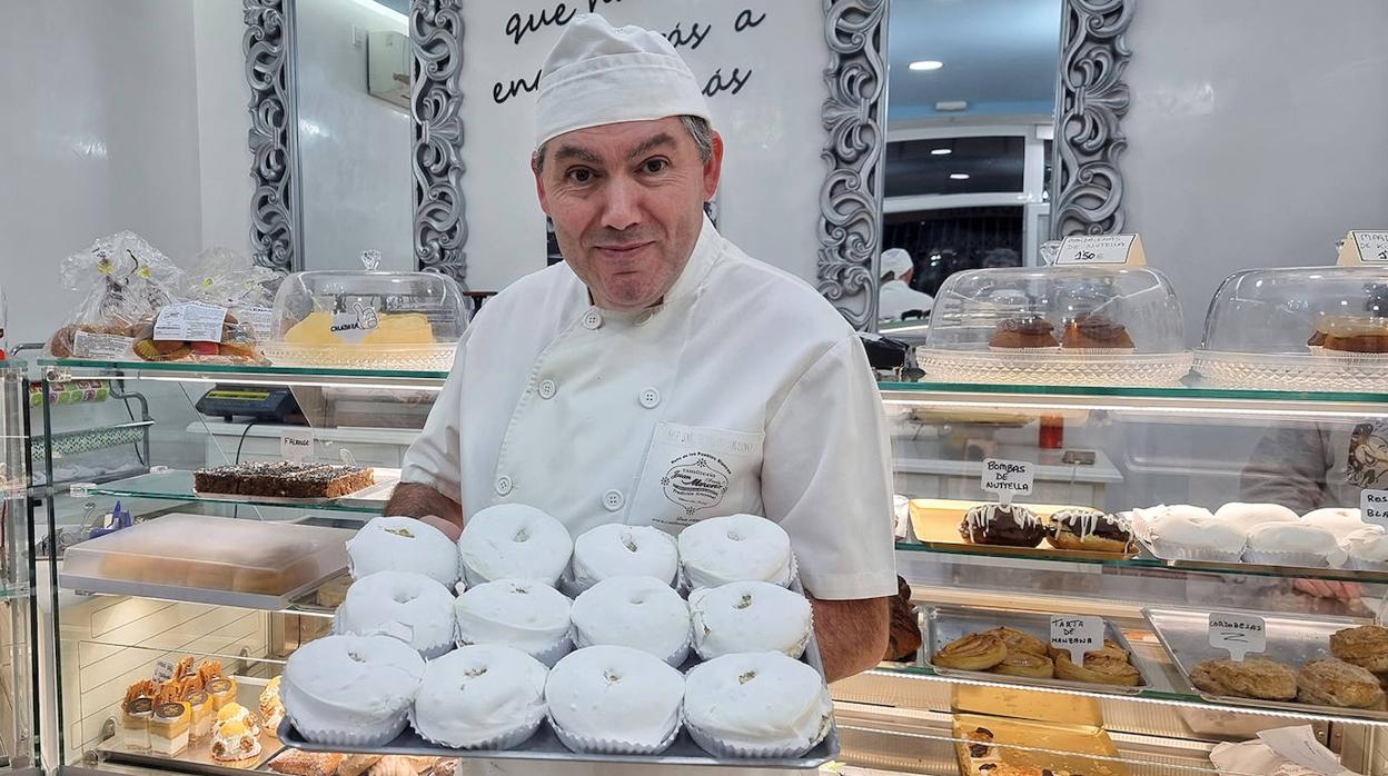 Santi Moreno, con una bandeja de roscos blancos en la Confitería Juan Moreno de Villamartín