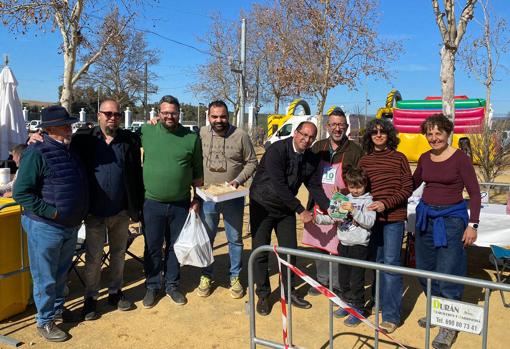 El alcalde de Villmartín, con participantes y el jurado