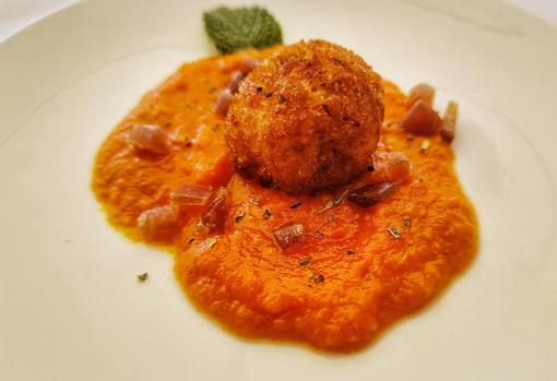 Croqueta de atún con salsa de tomate