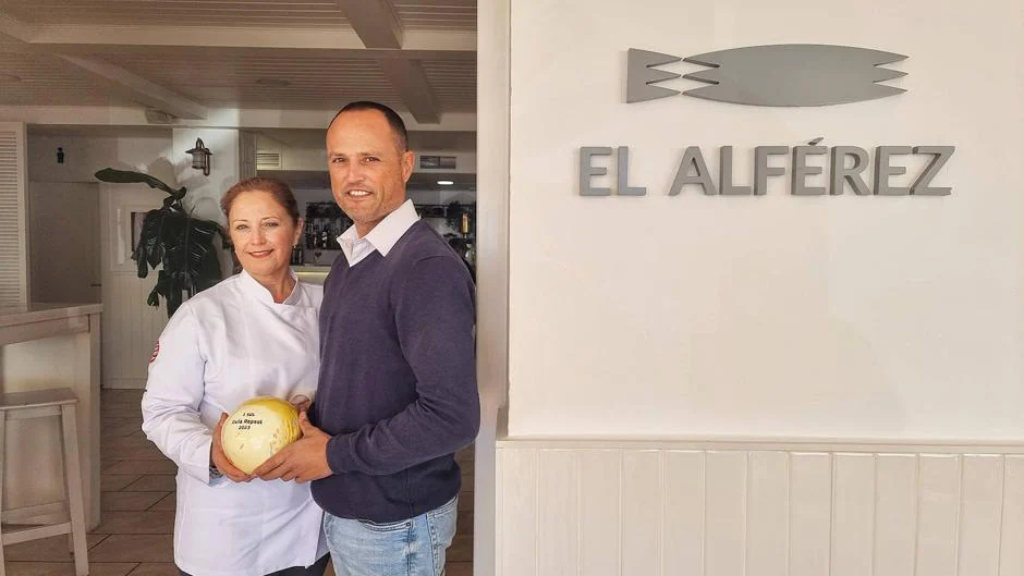 Beatriz y Paco, con el Sol Repsol a la entrada del restaurante El Alférez, en El Palmar