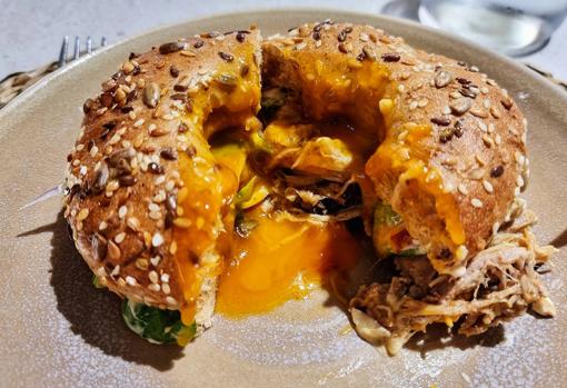 El bagel con pringá y yema de huevo curada