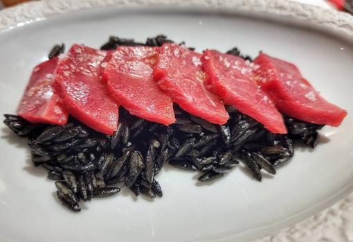 El falso arroz negro con sashimi de ventresca