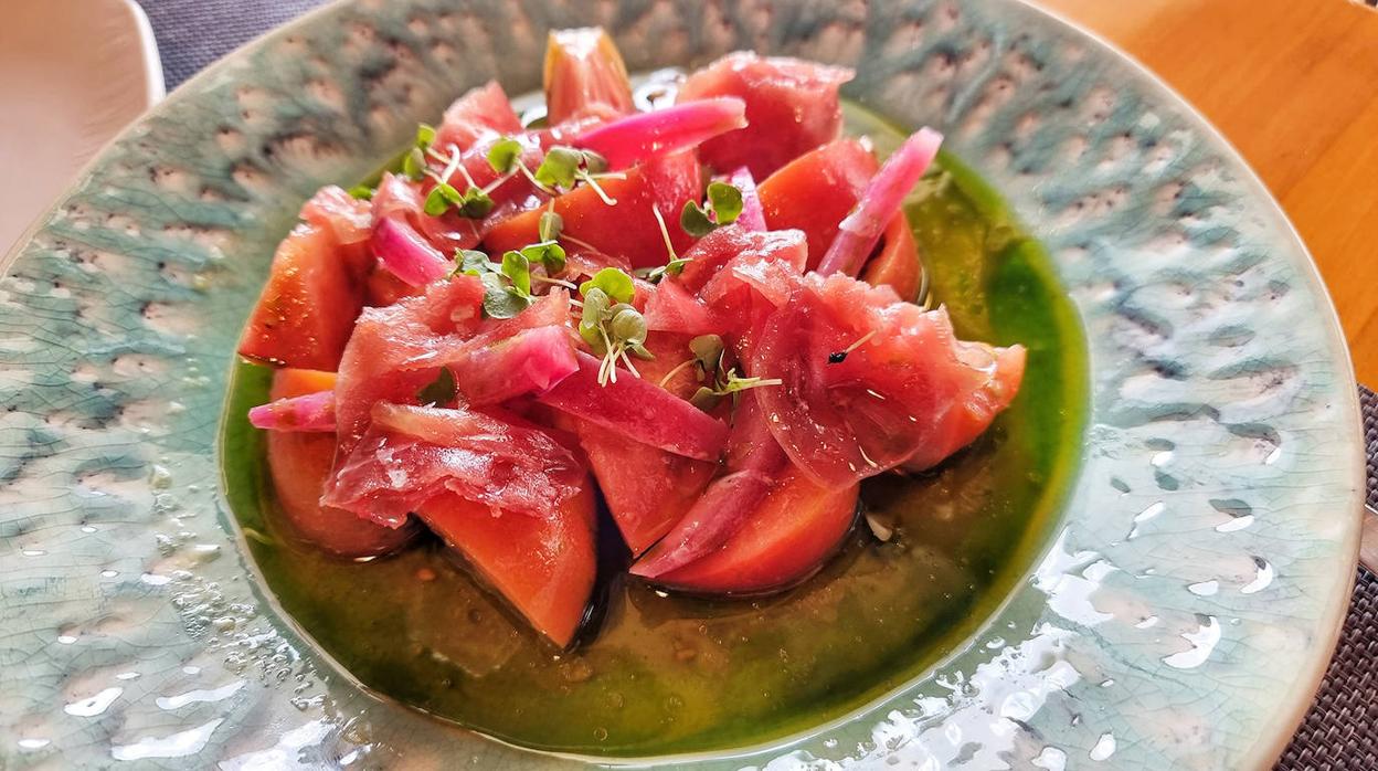 Tomate raf con semimojama de ventresca y albahaca