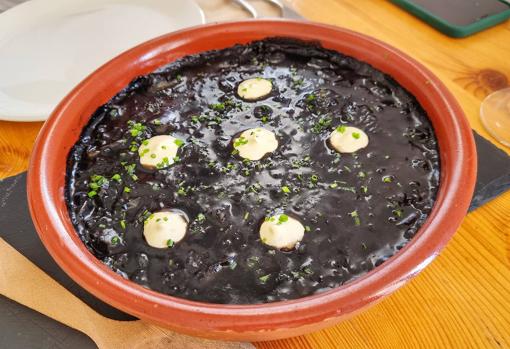 Arroz negro con alioli