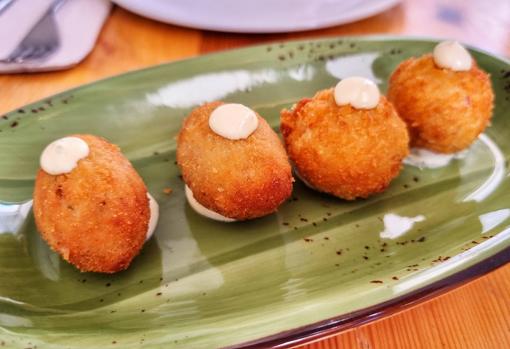 Las croquetas, de gambas al ajillo y de tortilla de camarones