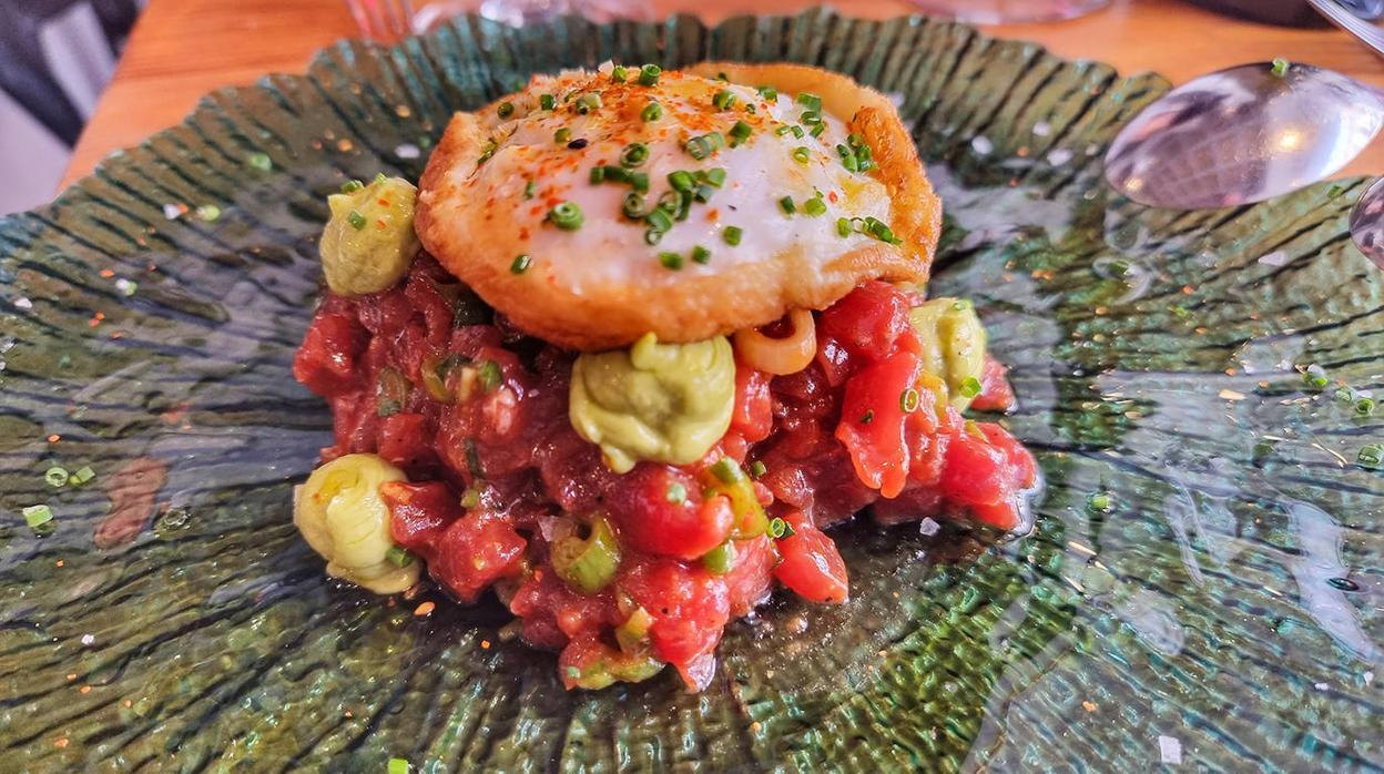 El tartar de atún picante con huevo frito de El Lola