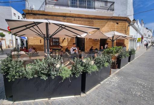 Terraza de Feduchy, en la calle Pascual Junquera de Conil