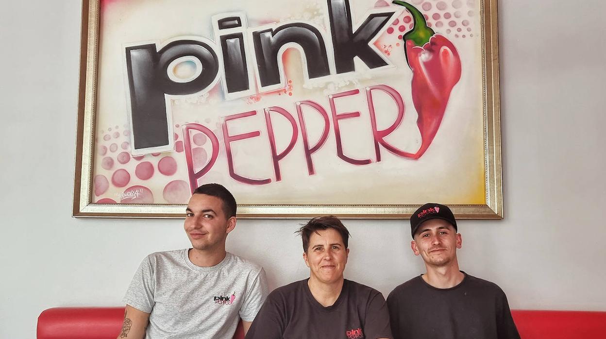 Rocío Puyana, en el centro, es una de las socias de Pink Pepper, en Rota