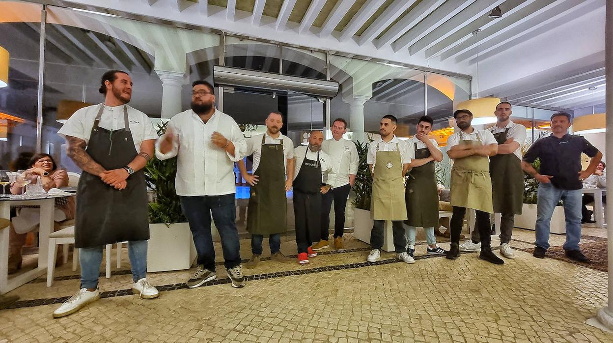 Los cocineros que participaron en la Convivencia Gastronómica, tras la cena en El Ibis