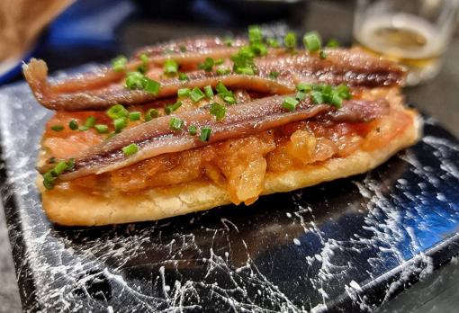 Canapé de anchoa y tomate