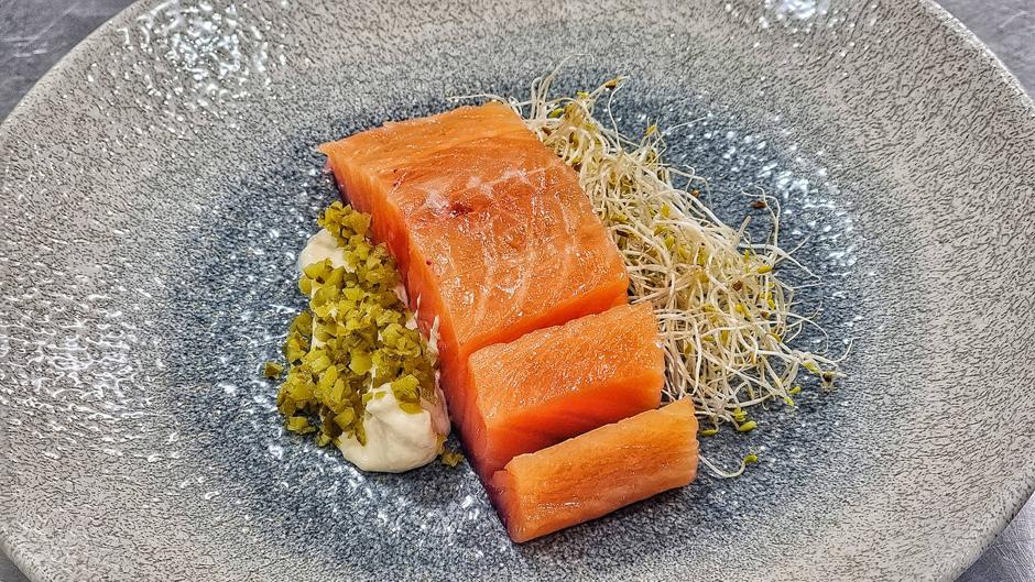 Salmón marinado con emulsión de ahumados