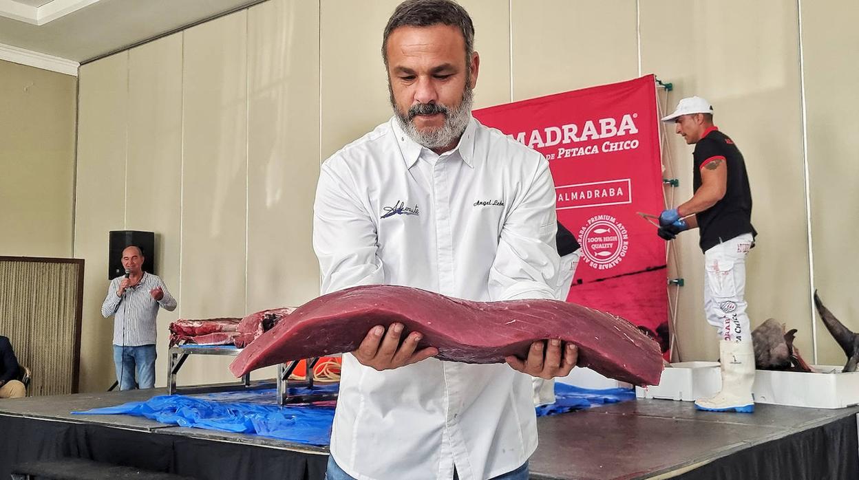 Ángel León, con una de las partes recién ronqueadas del atún de Petaca Chico