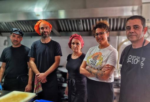 Cristina, de blanco, con parte del equipo de cocina, entre ellos Ángela y Alejandro