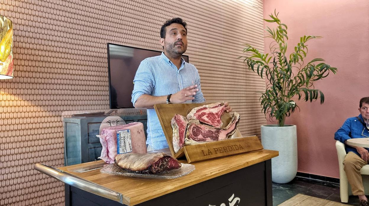 Sergio Martín de la Rosa, presentando algunas de las carnes del Asador La Perdida