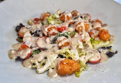 La ensalada César, con langostinos