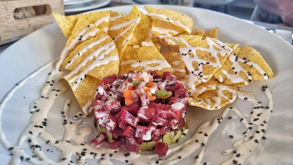Picadillo de atún rojo con guacamole, pico de gallo y mayonesa de guindilla