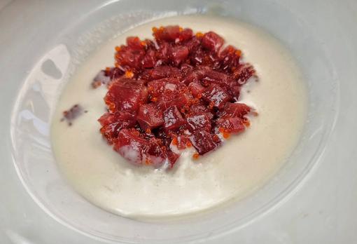 Tartar de atún con huevas de tobiko y ajoblanco de coco