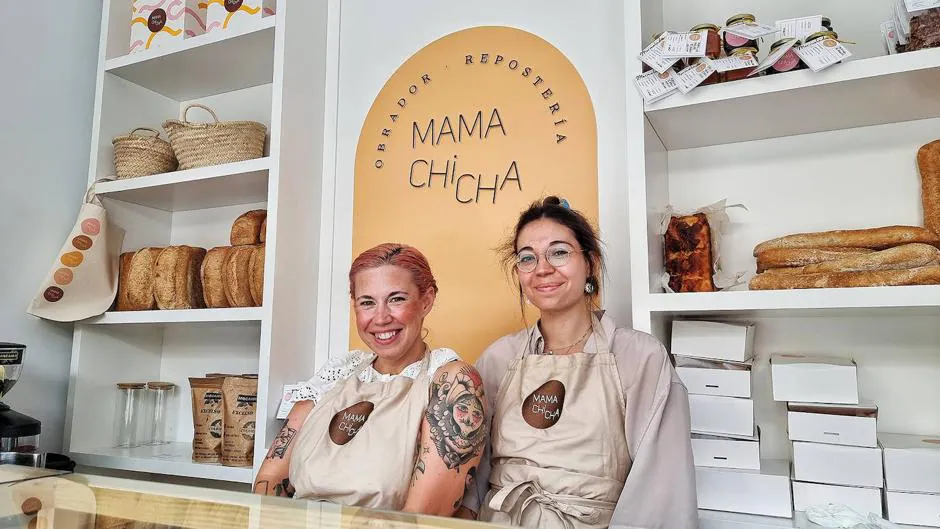 Chantal, a la izquierda, junto a Claudia en la tienda de Mamachicha en Jerez