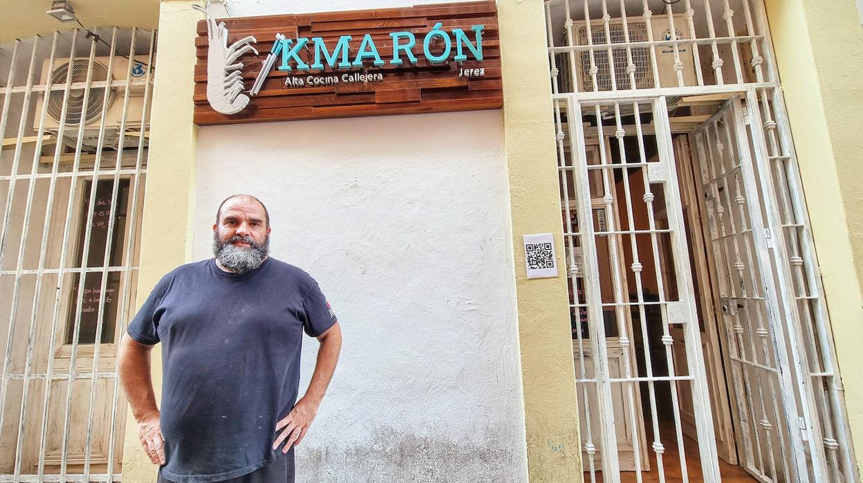 Javier Molero, en la entrada de Kmarón, en la calle Tornería de Jerez