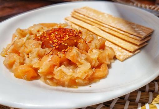 Tartar de salmón y alistados