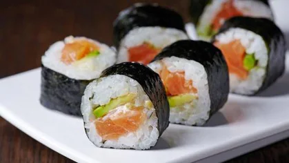 https://s2.abcstatics.com/media/gurme/2023/09/07/s/maki-sushi-casero1-kfDE--420x236@abc.jpg