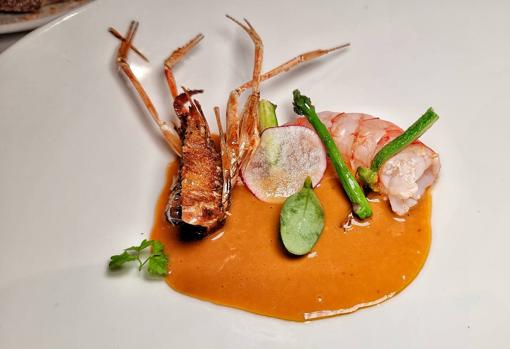 Gamba roja con emulsión de sus cabezas y verduras tostadas