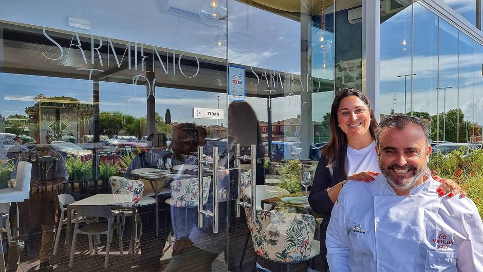 Jessica Hevilla y Fran Oliva, en la entrada de Sarmiento, su restaurante en Vistahermosa