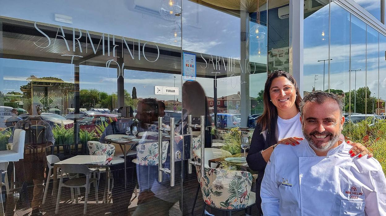 Jessica Hevilla y Fran Oliva, en la entrada de Sarmiento, su restaurante en Vistahermosa