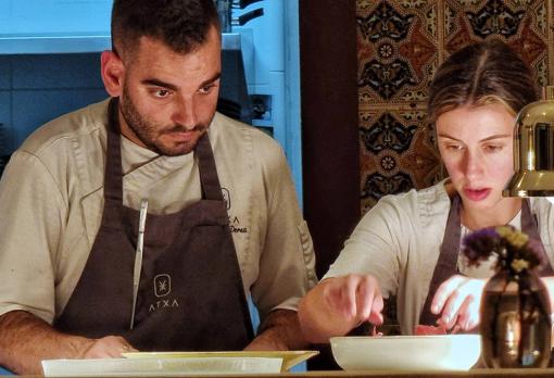 Los cocineros de Atxa, rematando uno de sus platos