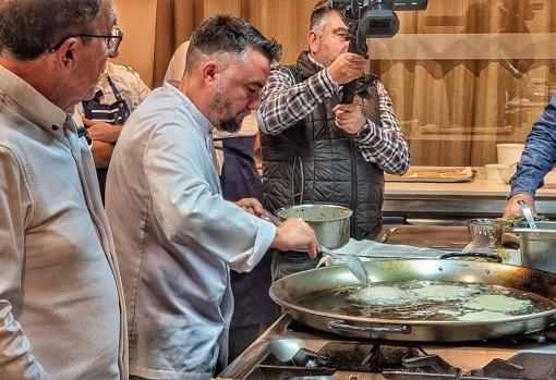 Preparación de la tortillita de camarones de El Faro de El Puerto