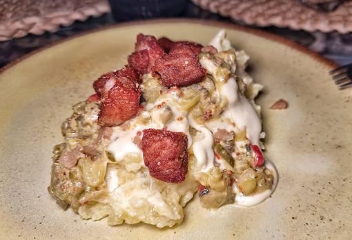 La ensaladilla con chicharrones de ventresca de atún y encurtidos