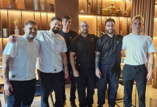 El equipo de Ettu, en la sala del restaurante