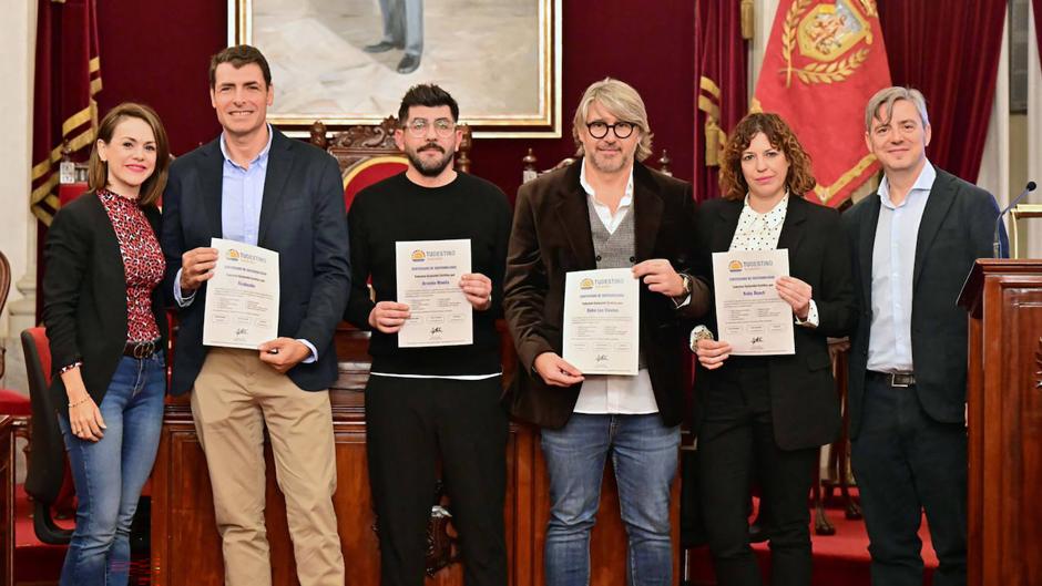Entrega de los certificados en el Ayuntamiento de Cádiz