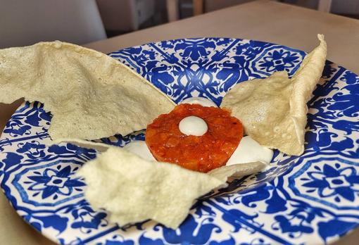 Tartar de tomate con cremoso de queso Pajarete