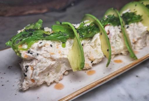 Ensaladilla de wakame y gambones