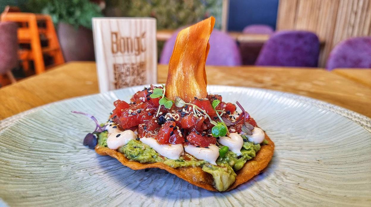 El taco crujiente de guacamole, tartar de atún trufado, kimchi y boniato frito