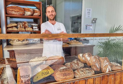 Salva Mondó, en la tienda y obrador de Cañada Ancha, en Vejer