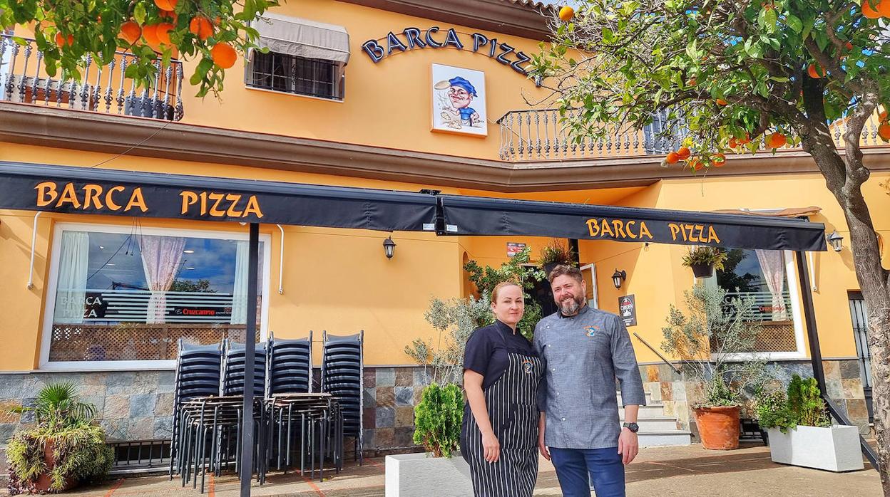 Noelia Segura y Sergio Romero, en la entrada de BarcaPizza