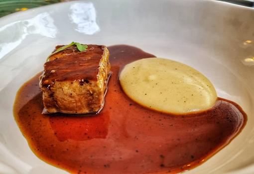 Atún lacado con jugo de rabo de toro y emulsión de patata limón