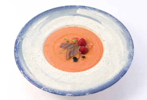 Salmorejo cremoso con caballa ahumada, frutos rojos y albahaca