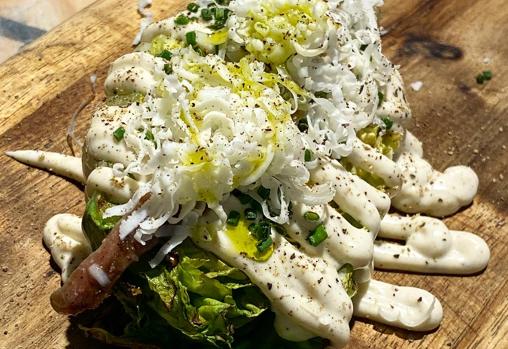 Cogollo a la brasa con anchoas del Cantábrico, mayonesa de anchoas y queso Payoyo