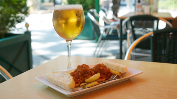 Este bar de Sevilla quiere 'hacer el agosto': cerveza gratis con cada tapa