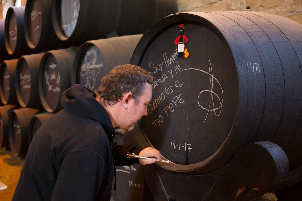 El chef Albert Adrià firma una de las botas de Tío Pepe y visita la quesería Payoyo