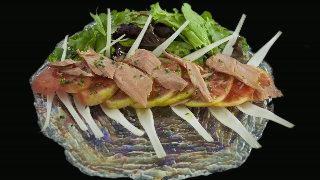 hermanoscarrascojerezensaladatomateecologicoventrescaatun. Ensalada de tomate ecológico con ventresca de atún de Hermanos Carrasco.