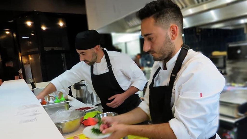 yokoalvarococinando. El cocinero de Yoko, Álvaro Rivera, en la cocina del restaurante.