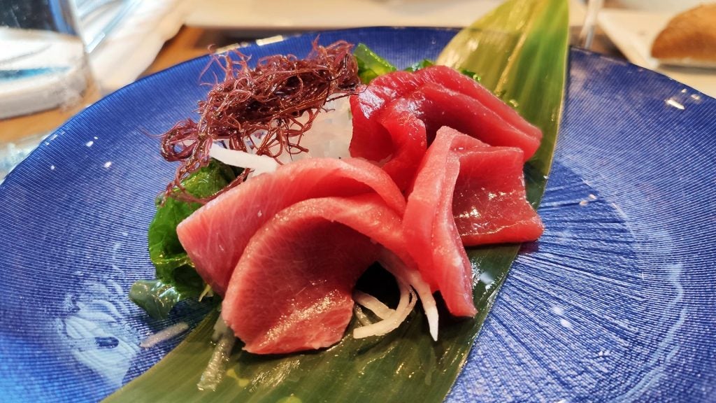 yokobarbatesashimiatun. Sashimi de atún rojo.