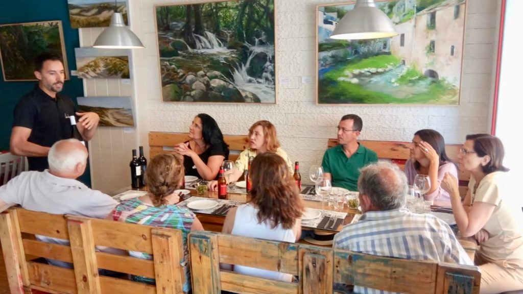 ladivinaelbosquecharlavinos. En La Divina se organizan catas, charlas sobre vinos y otras actividades.